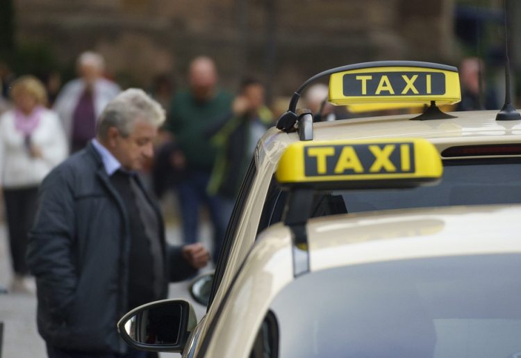 Comment réserver un taxi van à l’avance pour un transfert aéroport ?