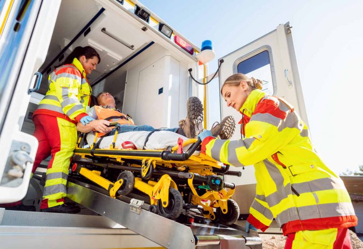 Comment porter secours à un ouvrier blessé après une chute ?