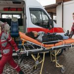 Quelles sont les précautions à prendre lors d’un transport en ambulance d’un patient atteint de brûlures étendues ?