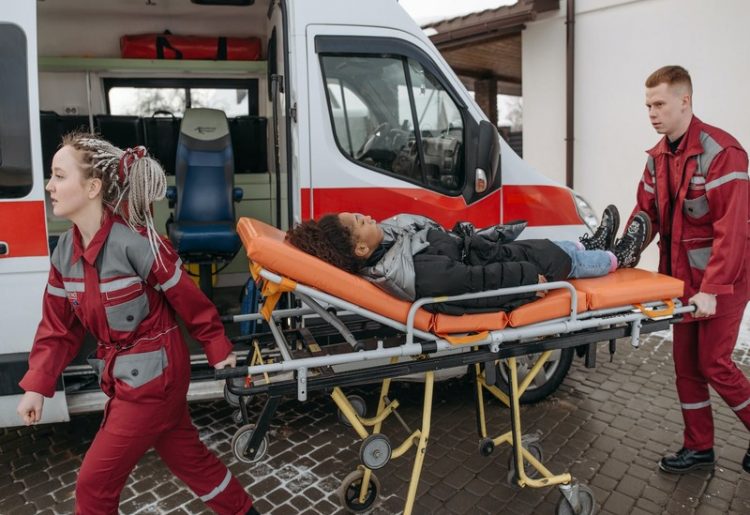 Quelles sont les précautions à prendre lors d’un transport en ambulance d’un patient atteint de brûlures étendues ?